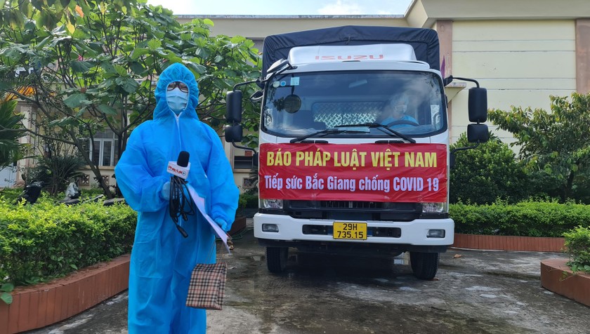 Phóng viên Báo Pháp luật Việt Nam vừa triển khai hoạt động tác nghiệp, vừa tham gia đưa vật phẩm hỗ trợ người dân trong tâm dịch.