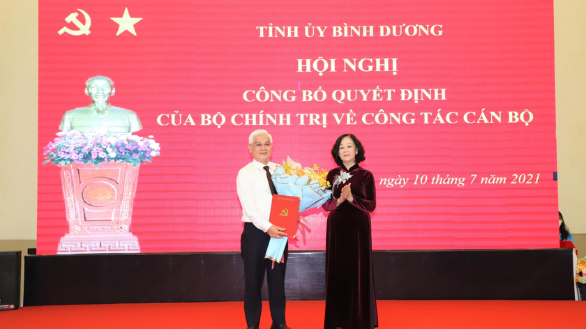 Bà Trương Thị Mai trao quyết định và chúc mừng ông Nguyễn Văn Lợi. 