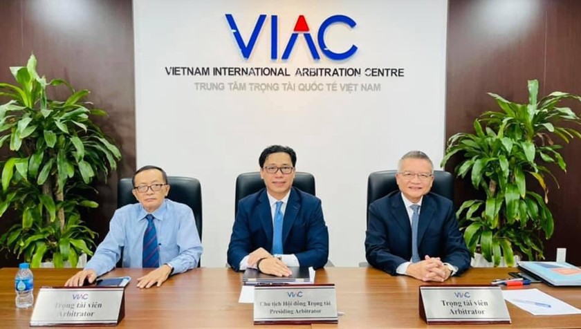  Luật sư Quang (giữa) đồng thời là trọng tài viên của Trung tâm Trọng tài Quốc tế Việt Nam. 