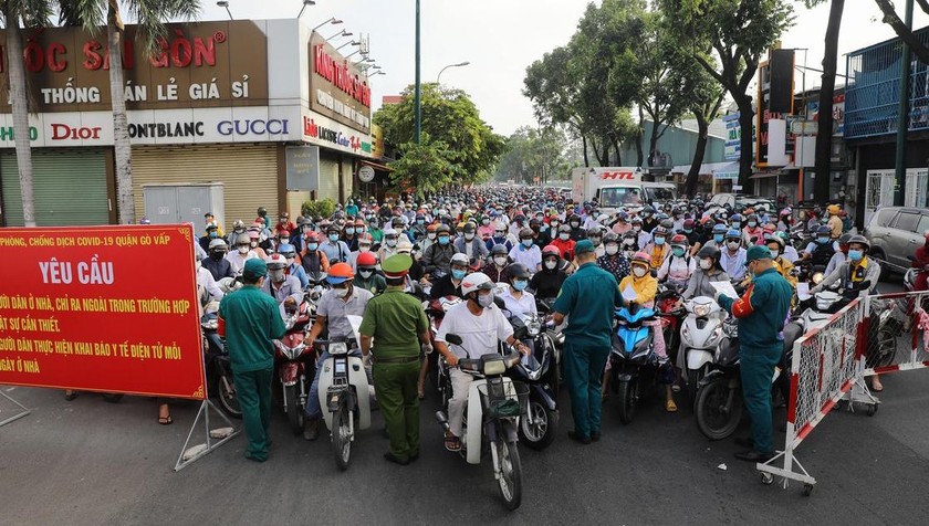 Tình trạng ùn tắc giao thông xảy ra tại chốt kiểm tra giấy “thông hành” trên đường Nguyễn Kiệm (quận Gò Vấp) vào sáng 12/7. 