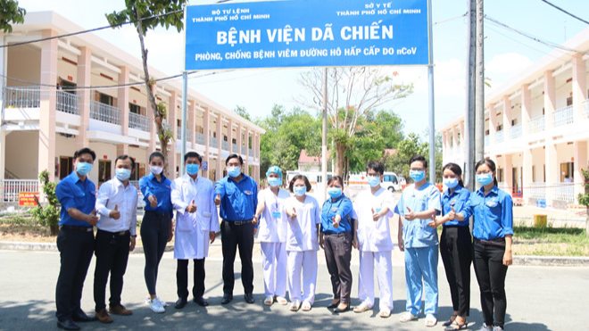 Tình nguyện viên đang tham gia điều trị cho bệnh nhân nhiễm COVID-19 tại bệnh viện dã chiến TP Hồ Chí Minh.
