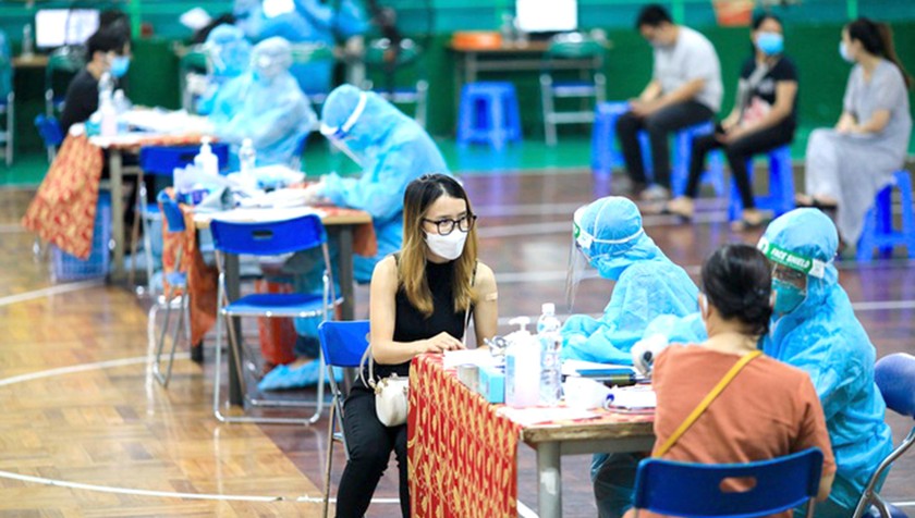 Hàng trăm người đến tiêm vaccine ngừa COVID-19 tại TP Hồ Chí Minh.