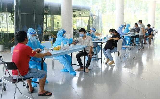 TP Hồ Chí Minh và Hà Nội đang đẩy nhanh việc tiêm chủng vaccine ngừa COVID-19.