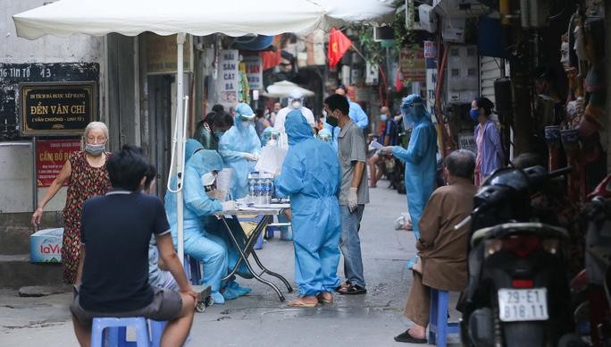 Lực lượng y tế lấy mẫu xét nghiệm SARS-CoV-2 cho người dân ở Hà Nội.