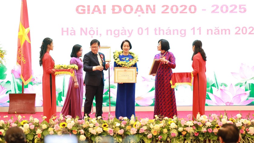 Bà Việt được trao tặng danh hiệu cá nhân điển hình tiên tiến ngành Tư pháp, giai đoạn 2015-2020. 