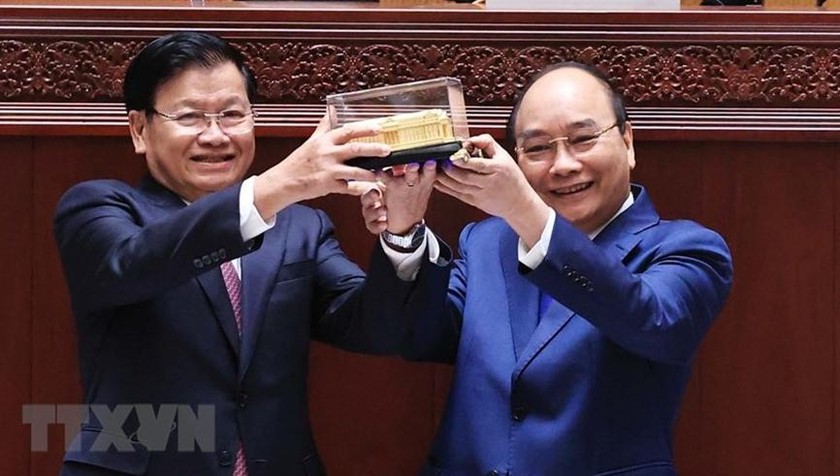 Chủ tịch nước Nguyễn Xuân Phúc trao mô hình Toà nhà Quốc hội mới cho Tổng Bí thư, Chủ tịch nước Lào Thongloun Sisoulith.