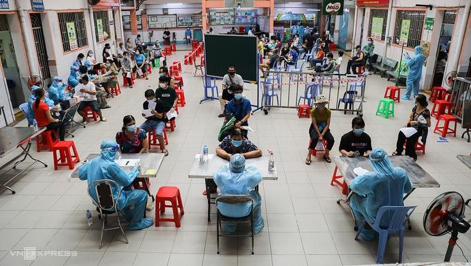 Người dân tiêm vaccine tại điểm tiêm trên địa bàn TP Hồ Chí Minh. 