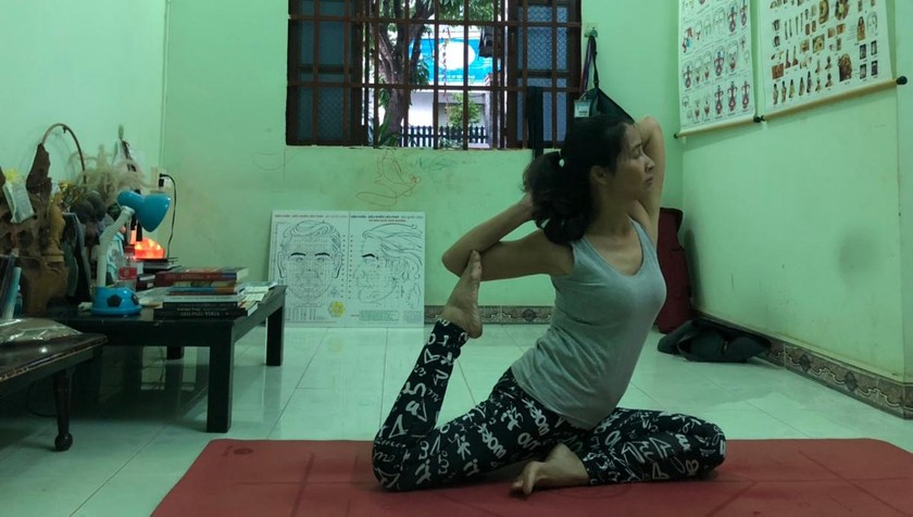 Chị Huyền tập yoga tại nhà trong thời gian giãn cách xã hội.