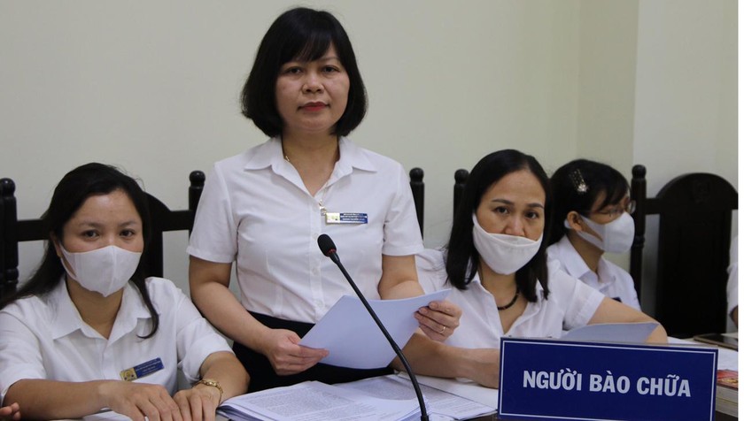 Trợ giúp viên pháp lý Trần Thị Chinh trong một phiên tòa.