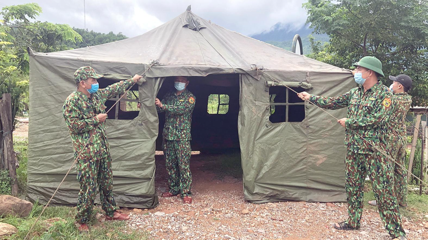  Cán bộ chiến sĩ Đồn Biên phòng CKQT ChaLo dựng lều tại các điểm chốt chặn khu vực phong tỏa theo Chỉ thị 16. 
