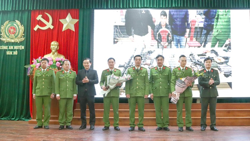 Lãnh đạo Công an tỉnh Sơn La tặng hoa chúc mừng một chiến công của Công an huyện Vân Hồ.