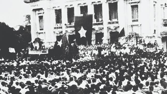 Cuộc mít tinh phát động khởi nghĩa giành chính quyền do Mặt trận Việt Minh tổ chức tại Nhà hát Lớn Hà Nội ngày 19/8/1945. (Ảnh tư liệu) 