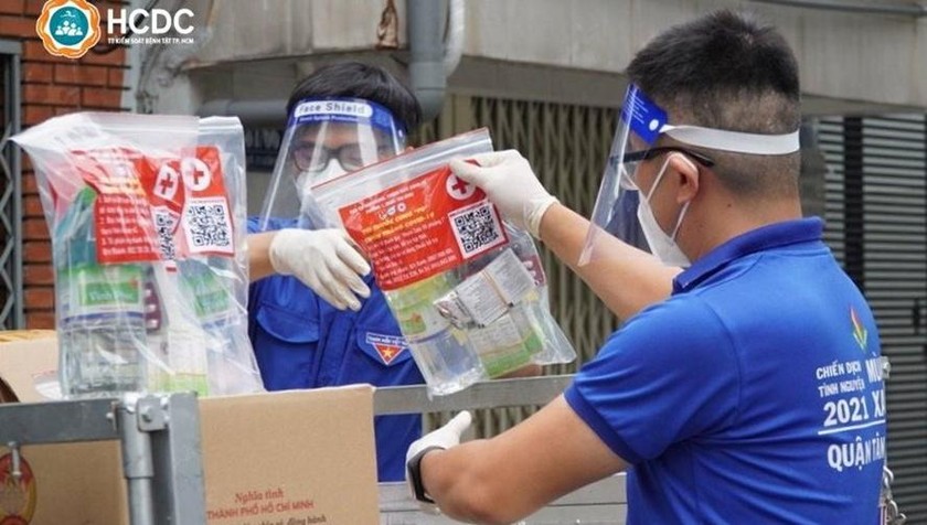 Trao túi thuốc an sinh cho F0 cách ly tại nhà trên địa bàn phường 1, quận Tân Bình (TPHCM). 