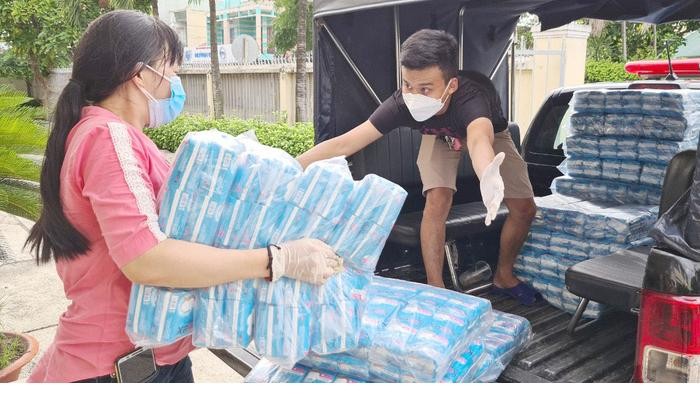 Hội Liên hiệp Phụ nữ huyện Hóc Môn, TPHCM đã vận động tài trợ và gửi tặng băng vệ sinh cho phụ nữ tại khu cách ly.