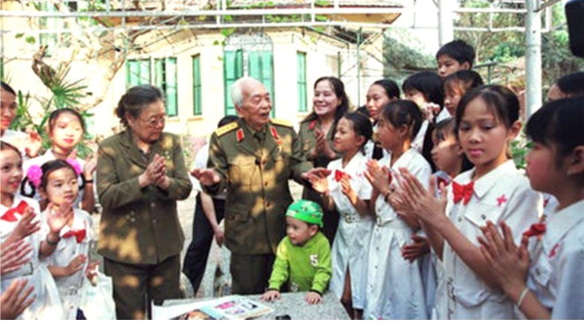  Đại tướng Võ Nguyên Giáp 95 tuổi cùng các học sinh Hà Nội tại vườn nhà. 