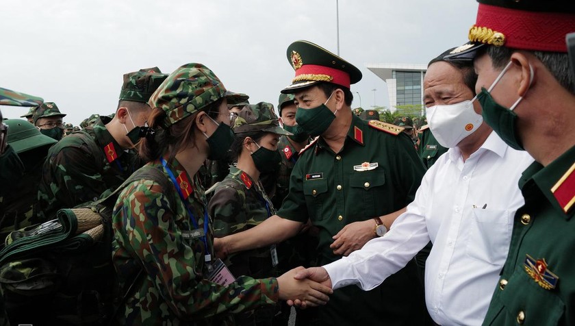 Sau khi bắt tay động viên, dặn dò bộ đội, Phó thủ tướng Lê Văn Thành và Đại tướng Phan Văn Giang lên máy bay, cùng với những người lính quân y vào TP HCM.