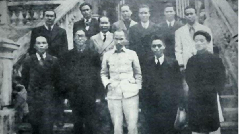 Đồng chí Võ Nguyên Giáp (hàng đầu từ trái sang phải) và Chủ tịch Hồ Chí Minh trong lần ra mắt Chính phủ Cách mạng lâm thời nước Việt Nam Dân chủ Cộng hoà, tháng 9/1945. 