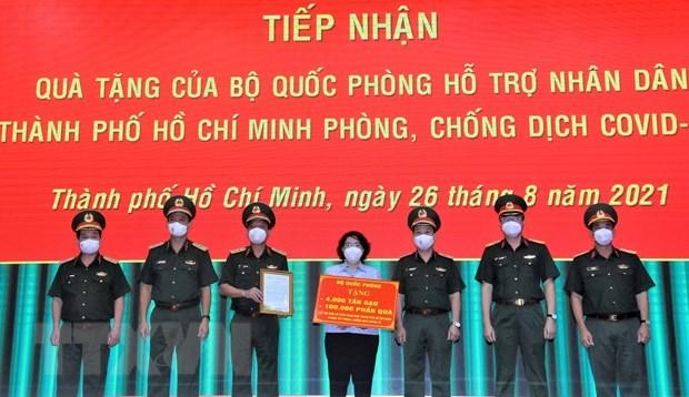 Bà Tô Thị Bích Châu, Chủ tịch Ủy ban Mặt trận Tổ quốc Việt Nam Thành phố Hồ Chí Minh tiếp nhận bảng tượng trưng quà tặng của Bộ Quốc phòng từ Trung tướng Ngô Minh Tiến. (Ảnh: TTXVN phát)