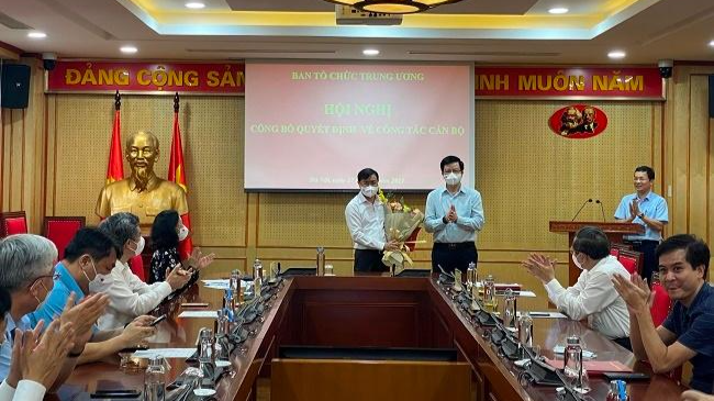 Đồng chí Mai Văn Chính, Ủy viên Trung ương Đảng, Phó Trưởng ban Thường trực Ban Tổ chức Trung ương trao Quyết định cho đồng chí Vũ Huy Bằng.
