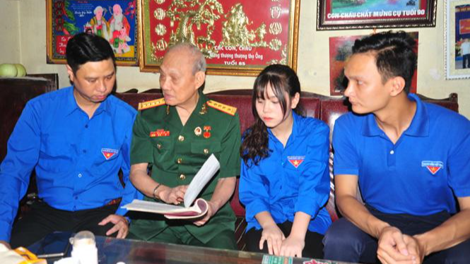 Đại tá Nguyễn Văn Sinh kể về khí thế cách mạng trong ngày Quốc khánh 2/9/1945 cho đoàn viên, thanh niên.