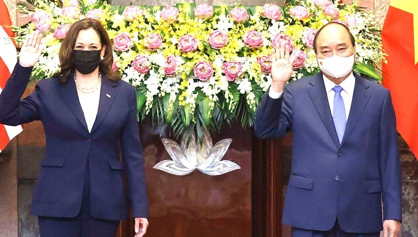 Chủ tịch nước Nguyễn Xuân Phúc tiếp Phó Tổng thống Mỹ Kamala Harris tại Phủ Chủ tịch.