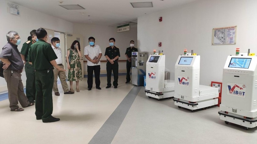Hệ thống robot y tế vận chuyển VIBOT. 
