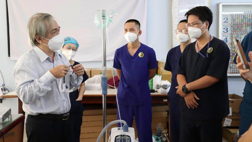 Bác sĩ YHCT hướng dẫn điều trị cho F0 tại Bệnh viện dã chiến số 1 Phú Nhuận. 