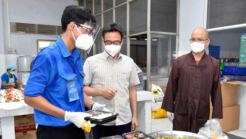 Phó Thủ tướng thăm bếp ăn do Đại đức Thích Minh Đạo, trụ trì chùa Nam Thiên Nhất Trụ, tổ chức. 