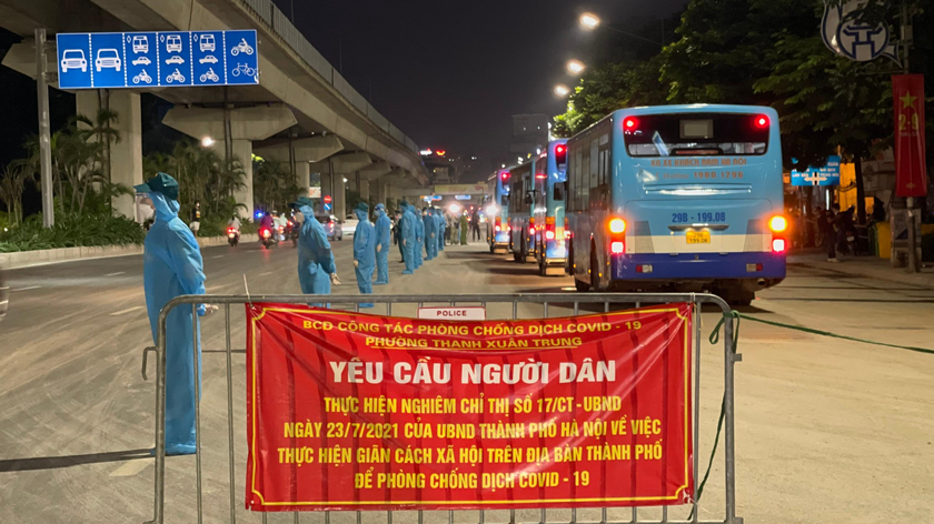 Chuyến xe đầu tiên đã di chuyển đưa người dân ở "ổ dịch" Thanh Xuân Trung đi cách ly để ngừa lây nhiễm