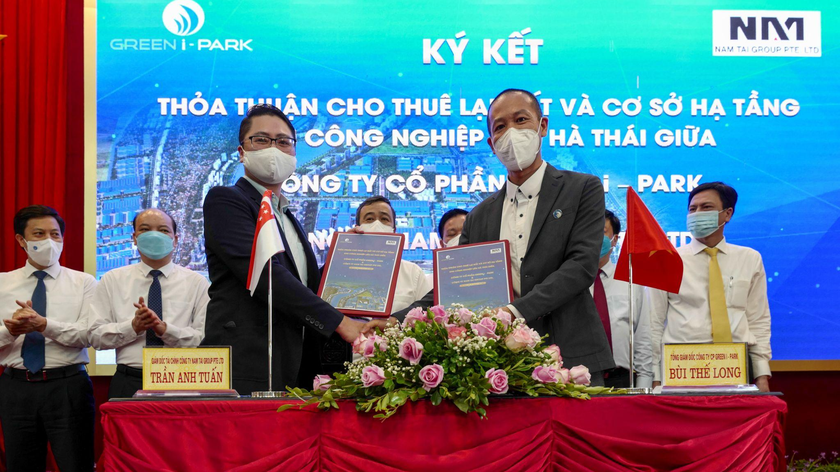 Ông Bùi Thế Long, TGĐ GiP Ký Thỏa thuận ghi nhớ đầu tư vào Khu kinh tế của Công ty Nam Tai Group PTE LTD tại KCN Liên Hà Thái. 