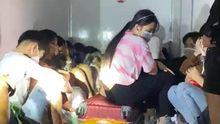 15 người (một trẻ em) là công dân của 3 tỉnh Quảng Trị, Hà Tĩnh và Nghệ An đã lên thùng xe đông lạnh để trốn về quê.