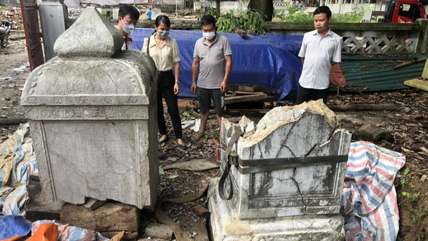 Bia đá chùa Thổ Hà hơn 300 tuổi bị vỡ trong quá trình thi công tu bổ.