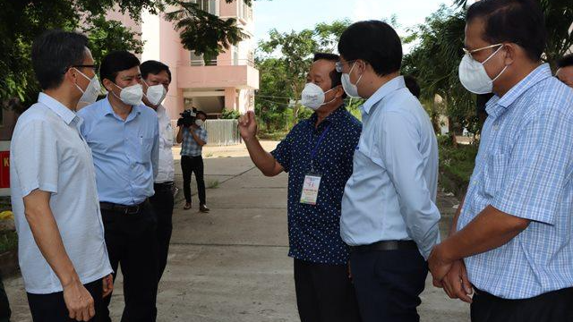 Phó Thủ tướng Vũ Đức Đam thăm Cơ sở thu dung, điều trị bệnh nhân Covid-19 tại Khu ký túc xá phường Hòa Thuận, TP Cao Lãnh, Đồng Tháp. (ảnh: baodongthap.vn)