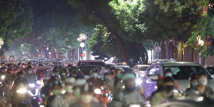 Tối 21/9, nhiều ngàn người đổ về các tuyến phố trung tâm Hà Nội.