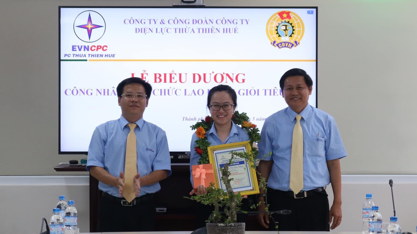 Diệu Huyền được Lãnh đạo PC Thừa Thiên Huế tuyên dương “Công nhân viên chức lao động giỏi tiêu biểu”