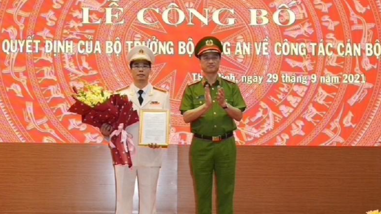 Trung tướng Nguyễn Duy Ngọc - Thứ trưởng Bộ Công an trao quyết định điều động, bổ nhiệm Giám đốc công an tỉnh Thái Bình cho Thượng tá Trần Văn Phúc (bên trái)