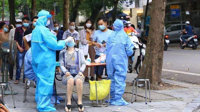 Nhân viên y tế phường Hàng Bông tổ chức lấy mẫu xét nghiệm cho người dân khu vực tiếp giáp Bệnh viện Việt - Đức.
