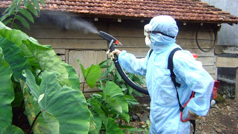  Phun thuốc diệt muỗi giúp góp phần phòng chống sốt xuất huyết.