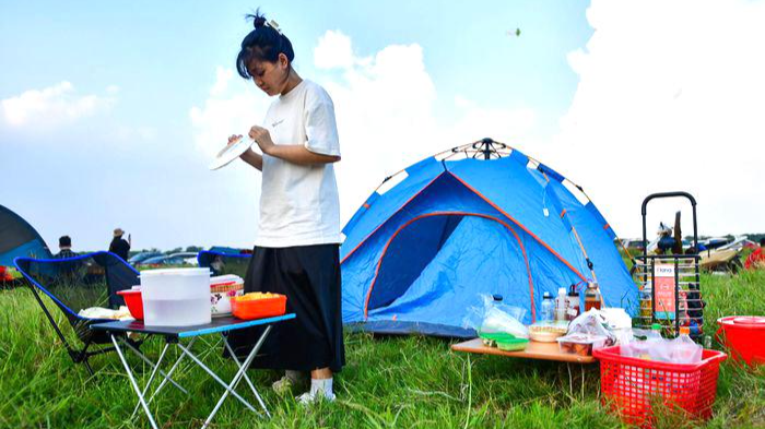  Nhiều người cắm trại tại bãi sông Hồng khi Hà Nội cho phép các hoạt động thể dục, thể thao ngoài trời.