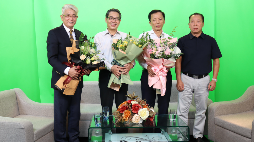 TS Đào Văn Hội, Tổng Biên tập Báo PLVN tặng hoa các khách mời tham dự Tọa đàm. 