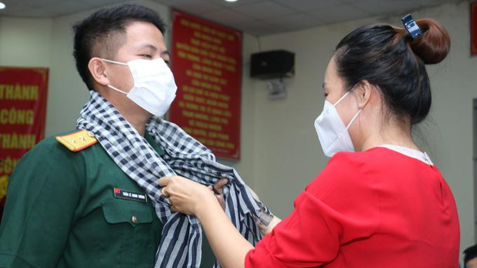 UBND phường 1, quận Bình Thạnh tặng khăn rằn kỷ niệm cho quân nhân hỗ trợ chống dịch. (Ảnh Vnexpress.net)