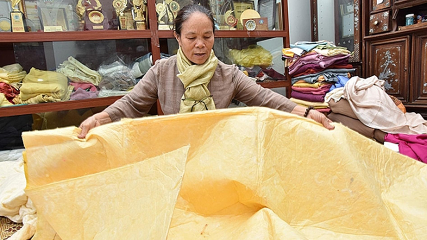Chăn tơ tằm tự dệt, sáng tạo có một không hai của bà Thuận.