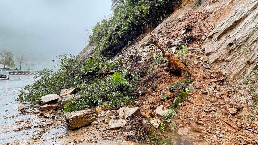 Nhiều tuyến đường của thị xã Sa Pa (Lào Cai) bị chia cắt do sạt lở đất đá.