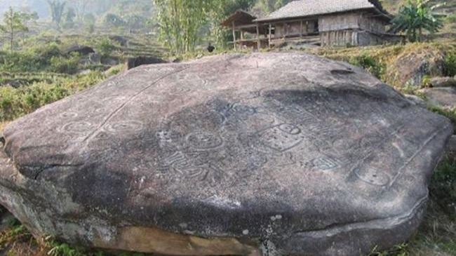 Hình khắc trên bãi đá Nấm Dẩn có từ 2000 năm trước... 