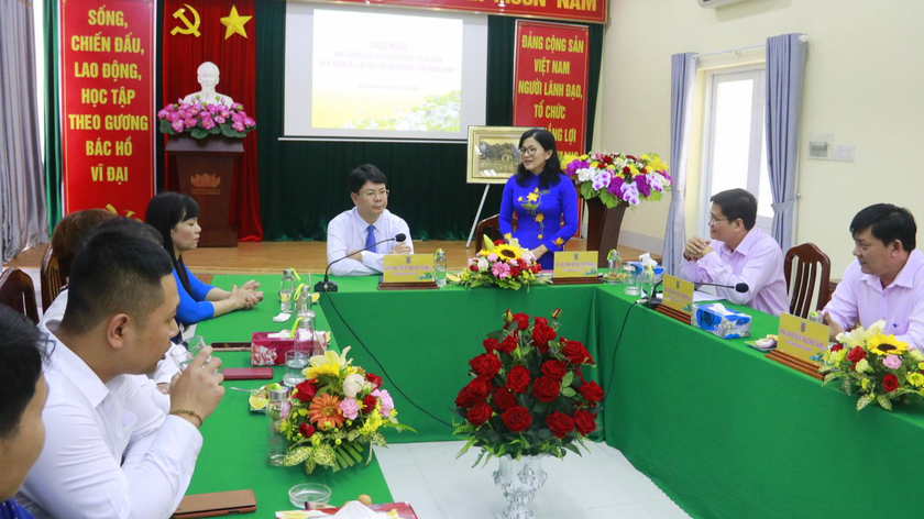 Bà Lê Thị Hồng Phượng báo cáo lãnh đạo Bộ Tư pháp về tình hình hoạt động của Sở Tư pháp Đồng Tháp.