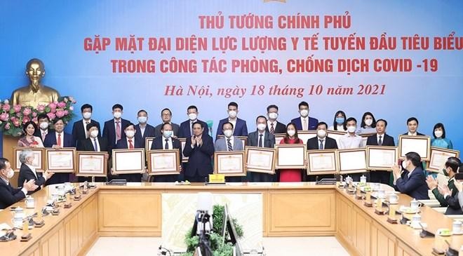Thủ tướng Phạm Minh Chính trao tặng Bằng khen cho các cá nhân có thành tích xuất sắc trong công tác phòng, chống dịch COVID-19 đợt thứ 4.