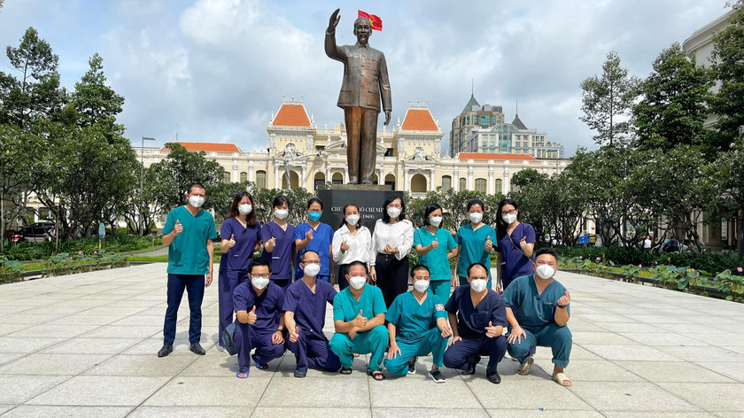 Đoàn Y tế chi viện lưu luyến chụp ảnh trước khi tạm biệt Sài Gòn.