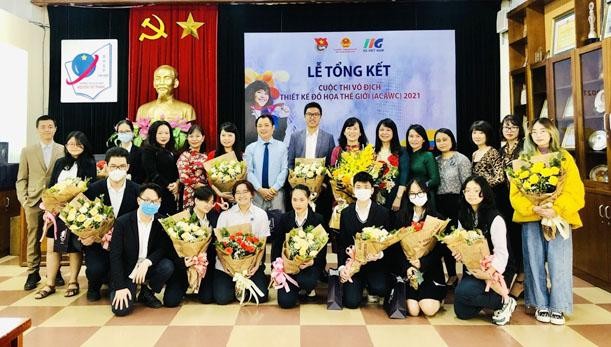 Thầy trò trường THCS&THPT Nguyễn Tất Thành vui mừng trước thành công của cuộc thi.