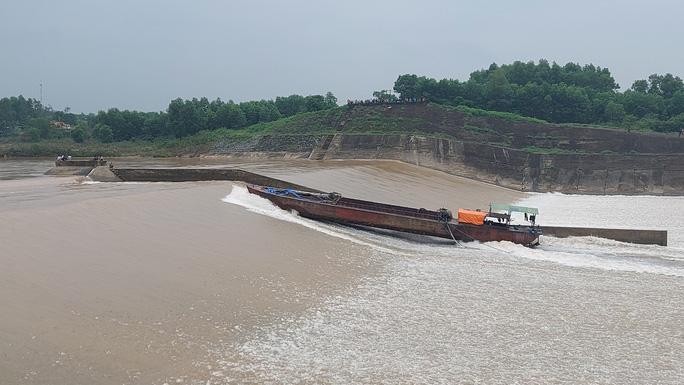 Chiếc tàu sắt mắc cạn giữa đập tràn Nam Thạch Hãn, 7 người mắc kẹt giữa dòng nước xiết