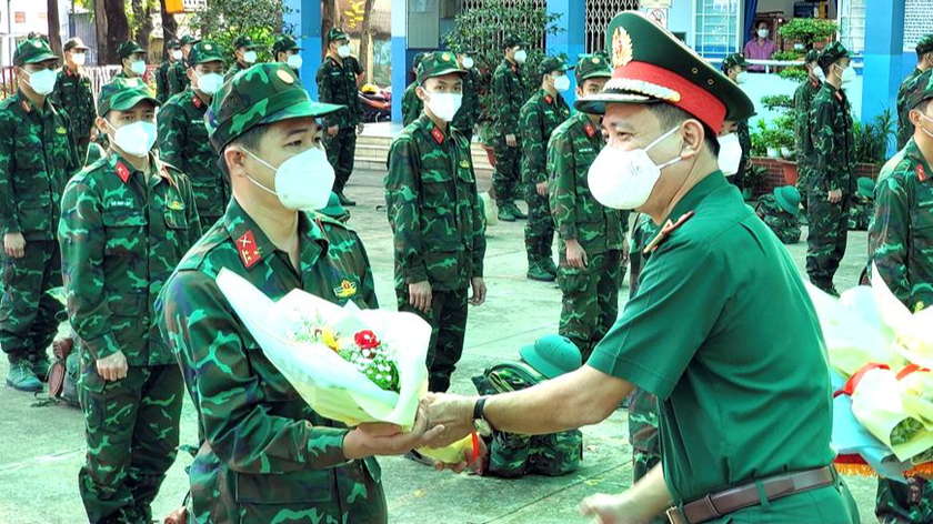 Lãnh đạo Quân khu 7 tặng hoa, chúc mừng cán bộ, chiến sĩ Sư đoàn 5 hoàn thành nhiệm vụ tăng cường hỗ trợ TP. Hồ Chí Minh phòng chống dịch COVID-19. 